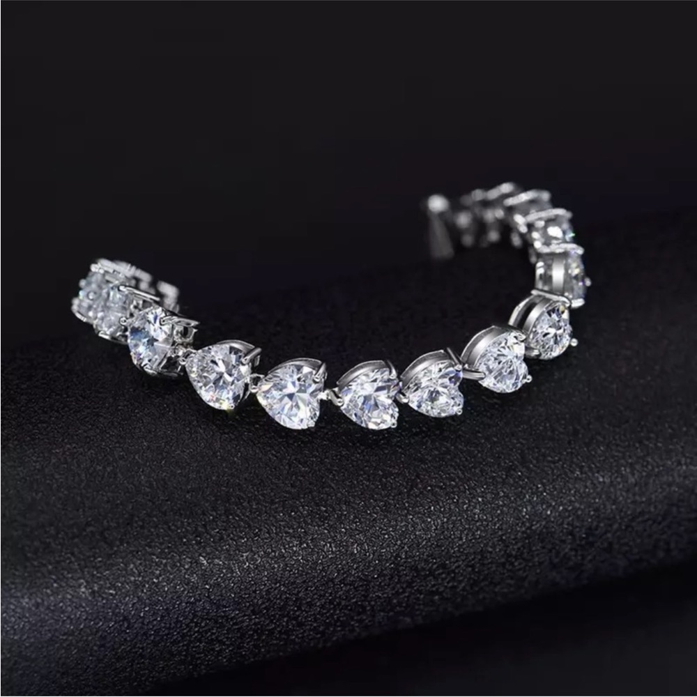 18k 30ct Heart Tennis Bracelet - Picture 7 of 17